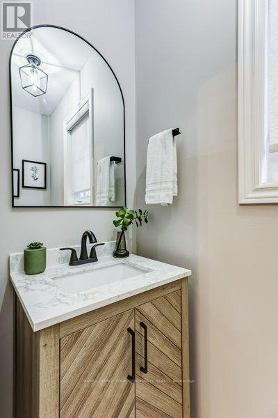 Photo 17 of 61 Deerwood Crescent, Richmond Hill ON