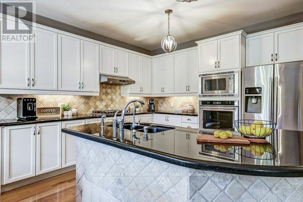 Photo 11 of 61 Deerwood Crescent, Richmond Hill ON