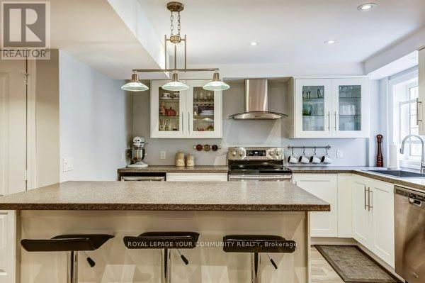 Photo 31 of 61 Deerwood Crescent, Richmond Hill ON