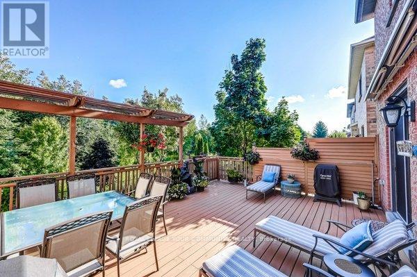 Photo 33 of 61 Deerwood Crescent, Richmond Hill ON