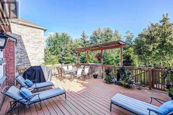 Photo 34 of 61 Deerwood Crescent, Richmond Hill ON