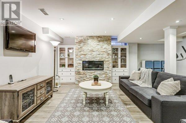 Photo 28 of 61 Deerwood Crescent, Richmond Hill ON
