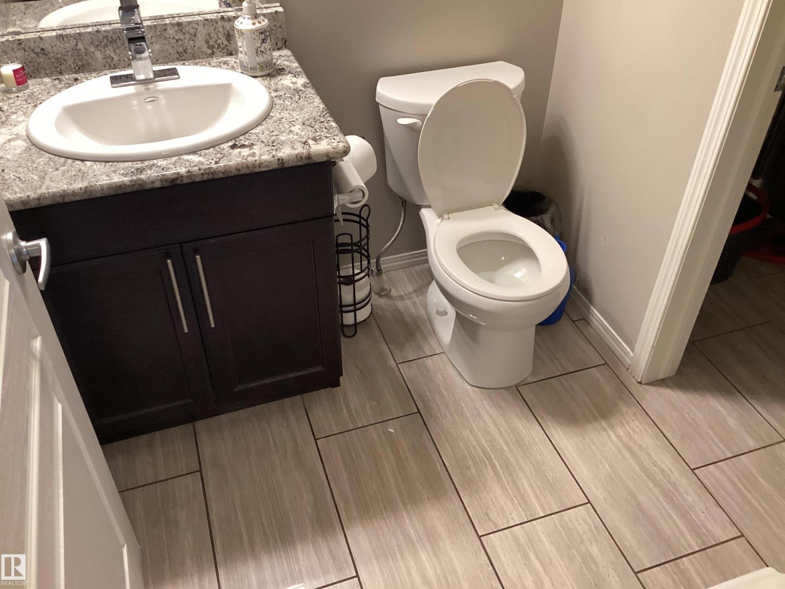 Photo 5 of 17135 47 St Nw, Edmonton AB