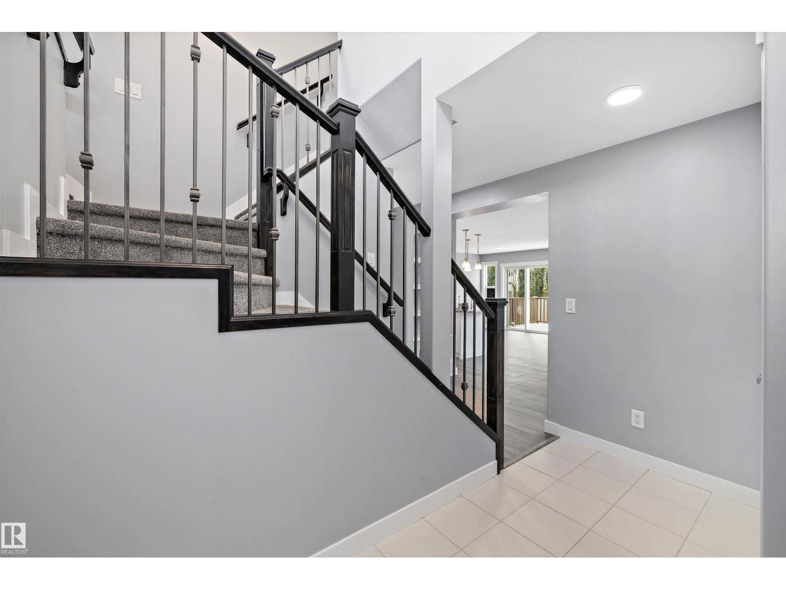 Photo 4 of 2028 69 St Sw, Edmonton AB