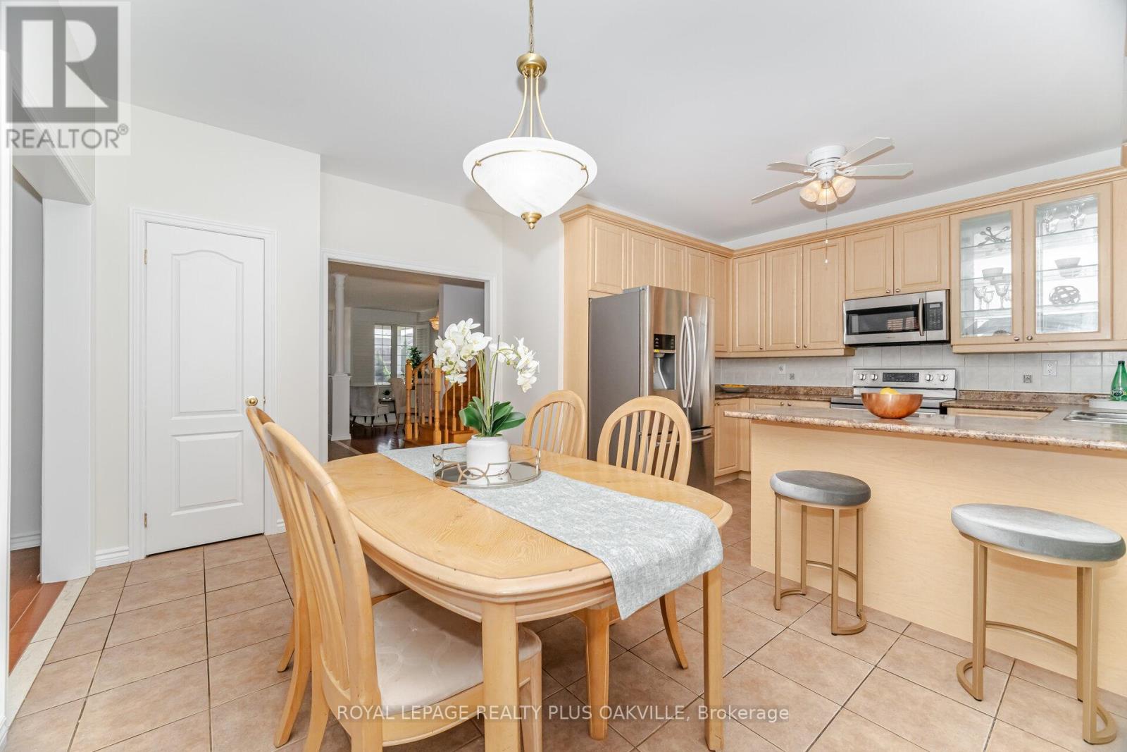 Photo 11 of 110 Earlsbridge Boulevard, Brampton ON