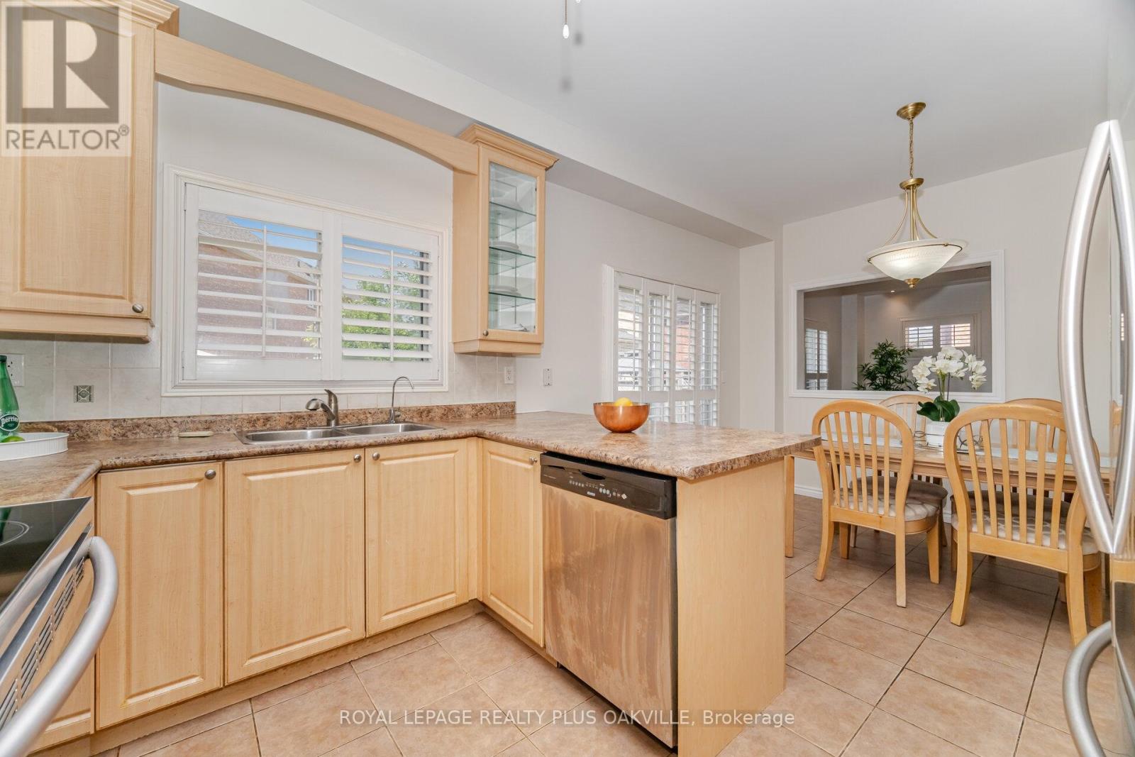 Photo 14 of 110 Earlsbridge Boulevard, Brampton ON