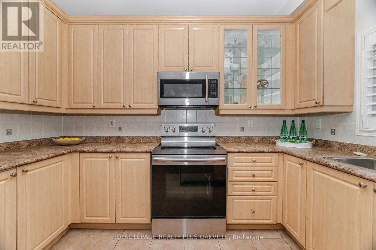Photo 16 of 110 Earlsbridge Boulevard, Brampton ON