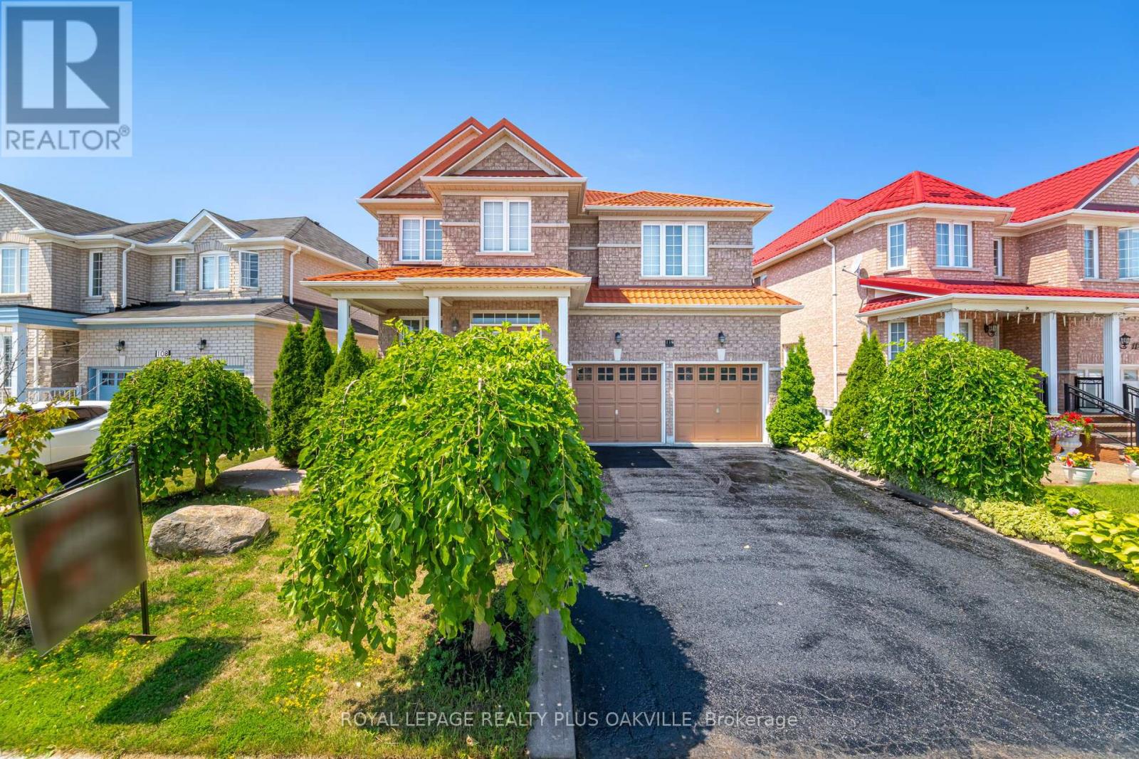 Photo 2 of 110 Earlsbridge Boulevard, Brampton ON