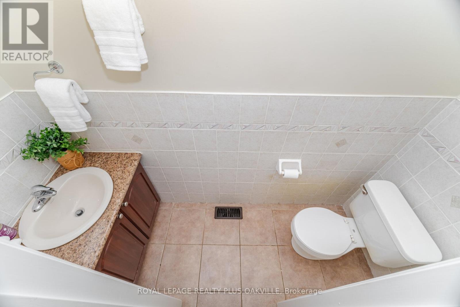 Photo 22 of 110 Earlsbridge Boulevard, Brampton ON