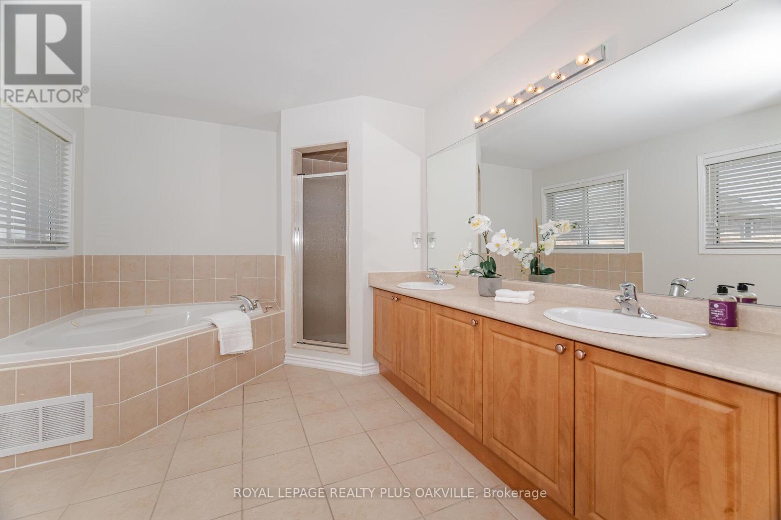 Photo 27 of 110 Earlsbridge Boulevard, Brampton ON