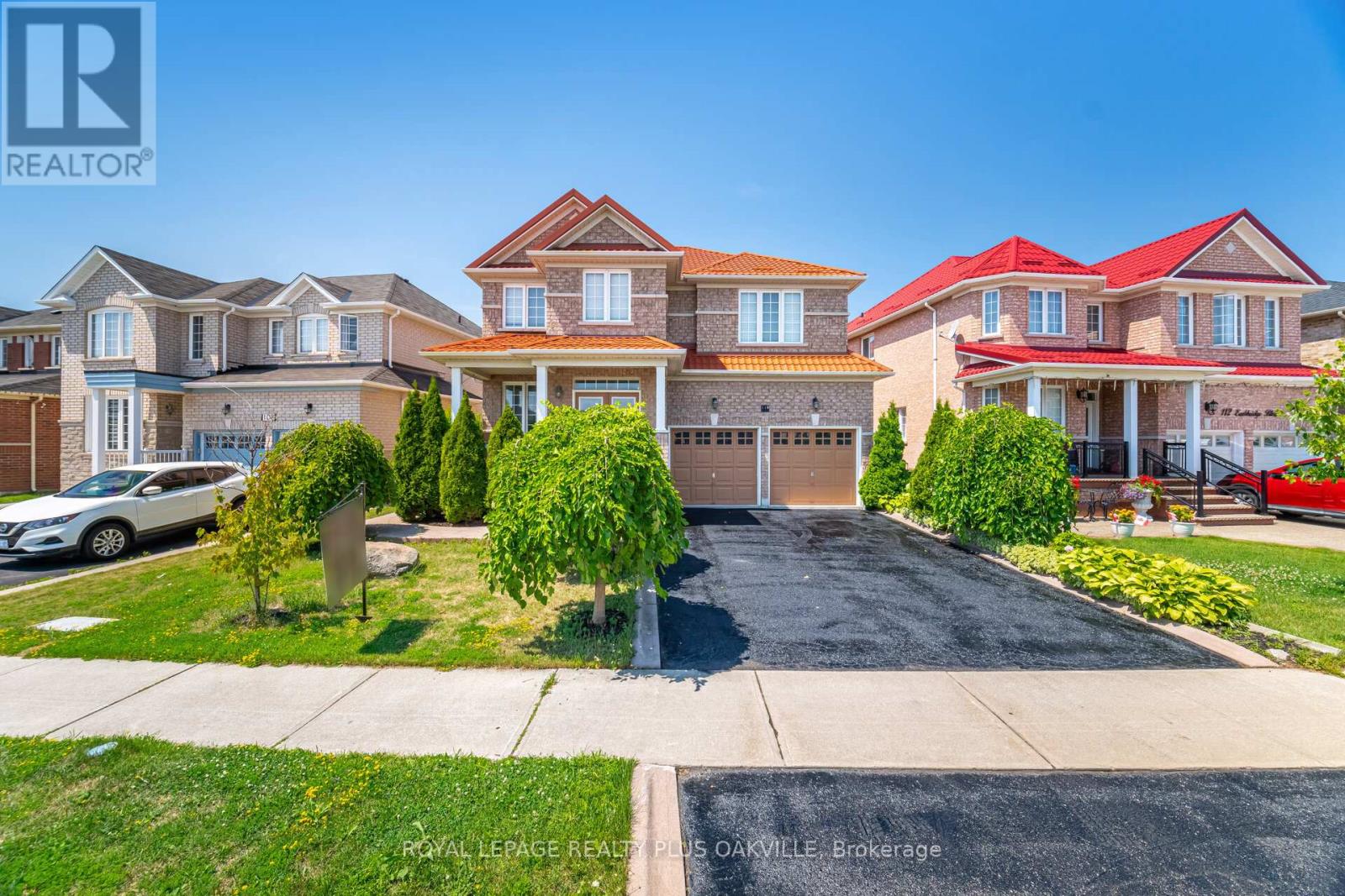 Photo 3 of 110 Earlsbridge Boulevard, Brampton ON