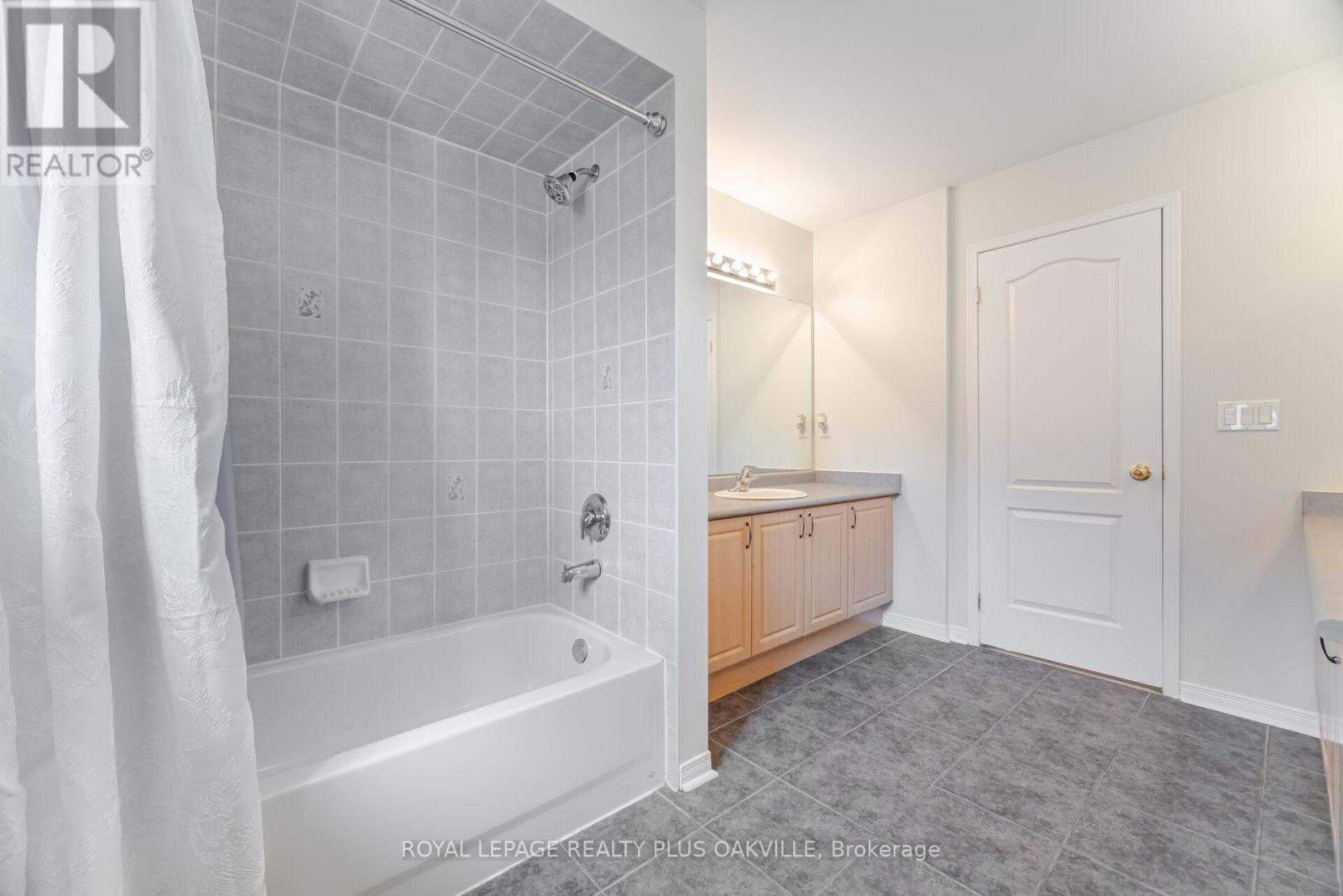 Photo 32 of 110 Earlsbridge Boulevard, Brampton ON