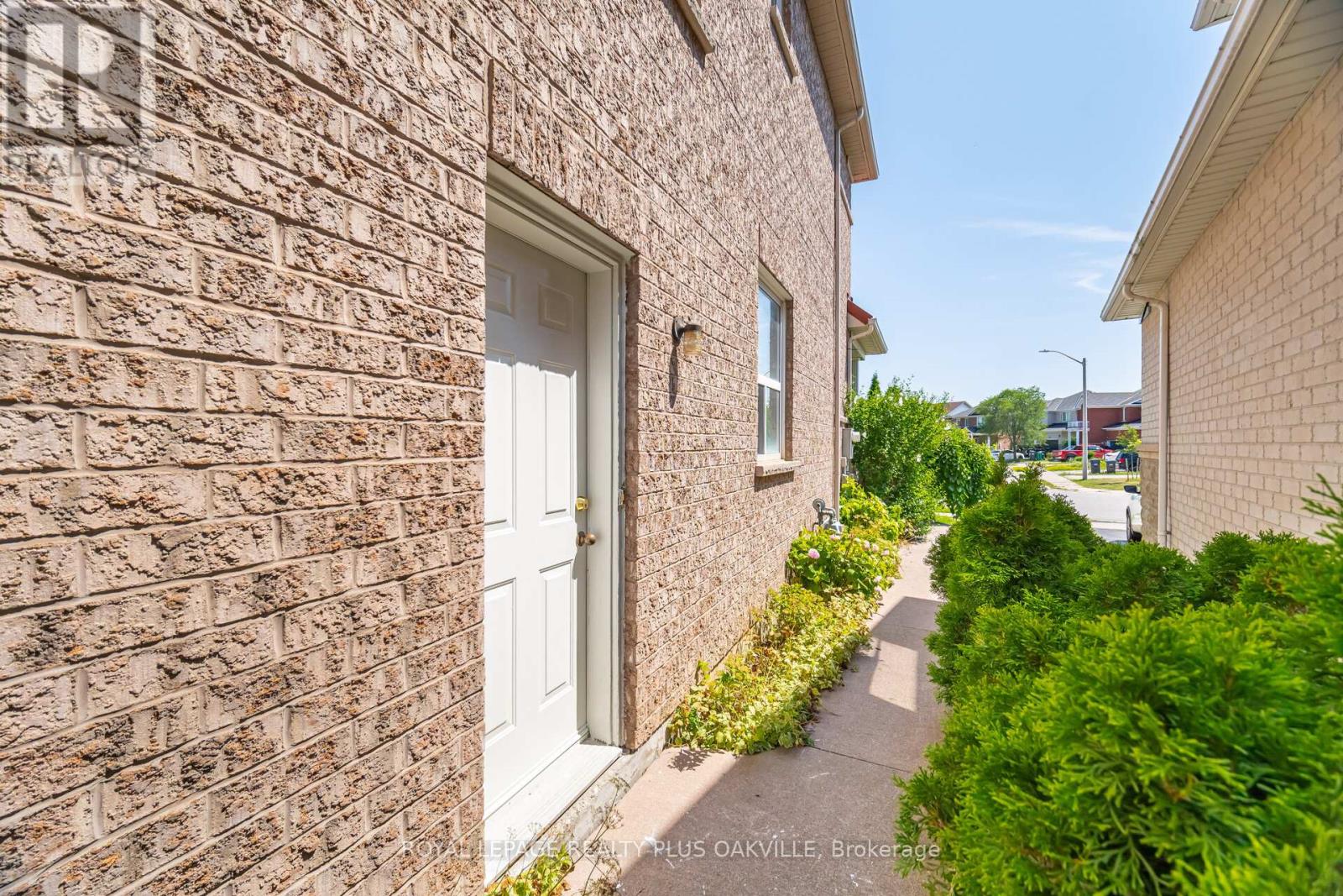 Photo 34 of 110 Earlsbridge Boulevard, Brampton ON