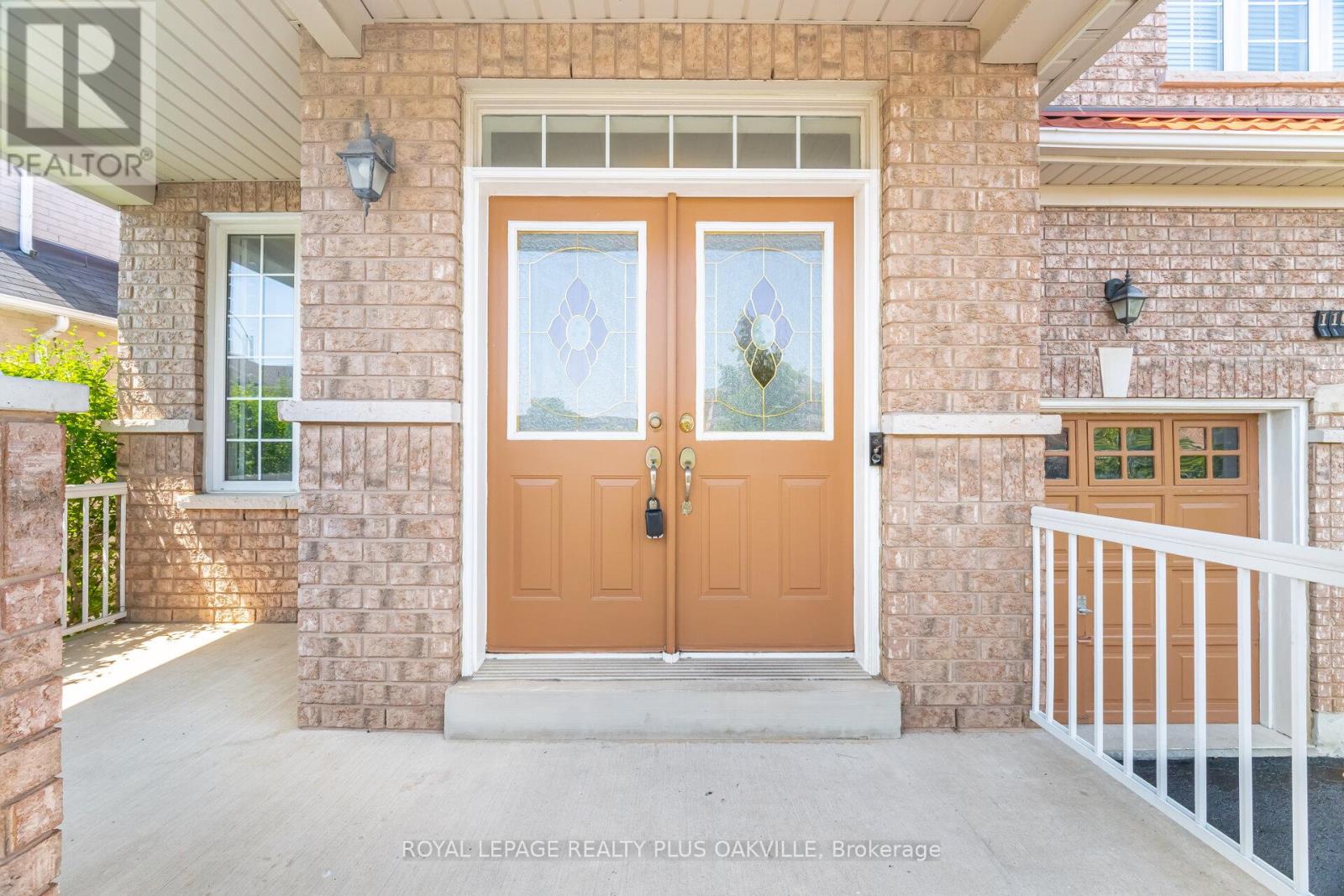 Photo 4 of 110 Earlsbridge Boulevard, Brampton ON