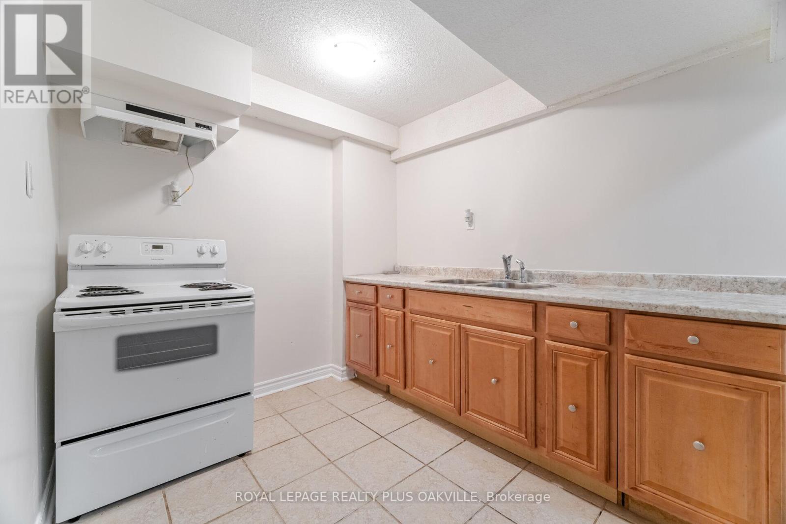 Photo 42 of 110 Earlsbridge Boulevard, Brampton ON