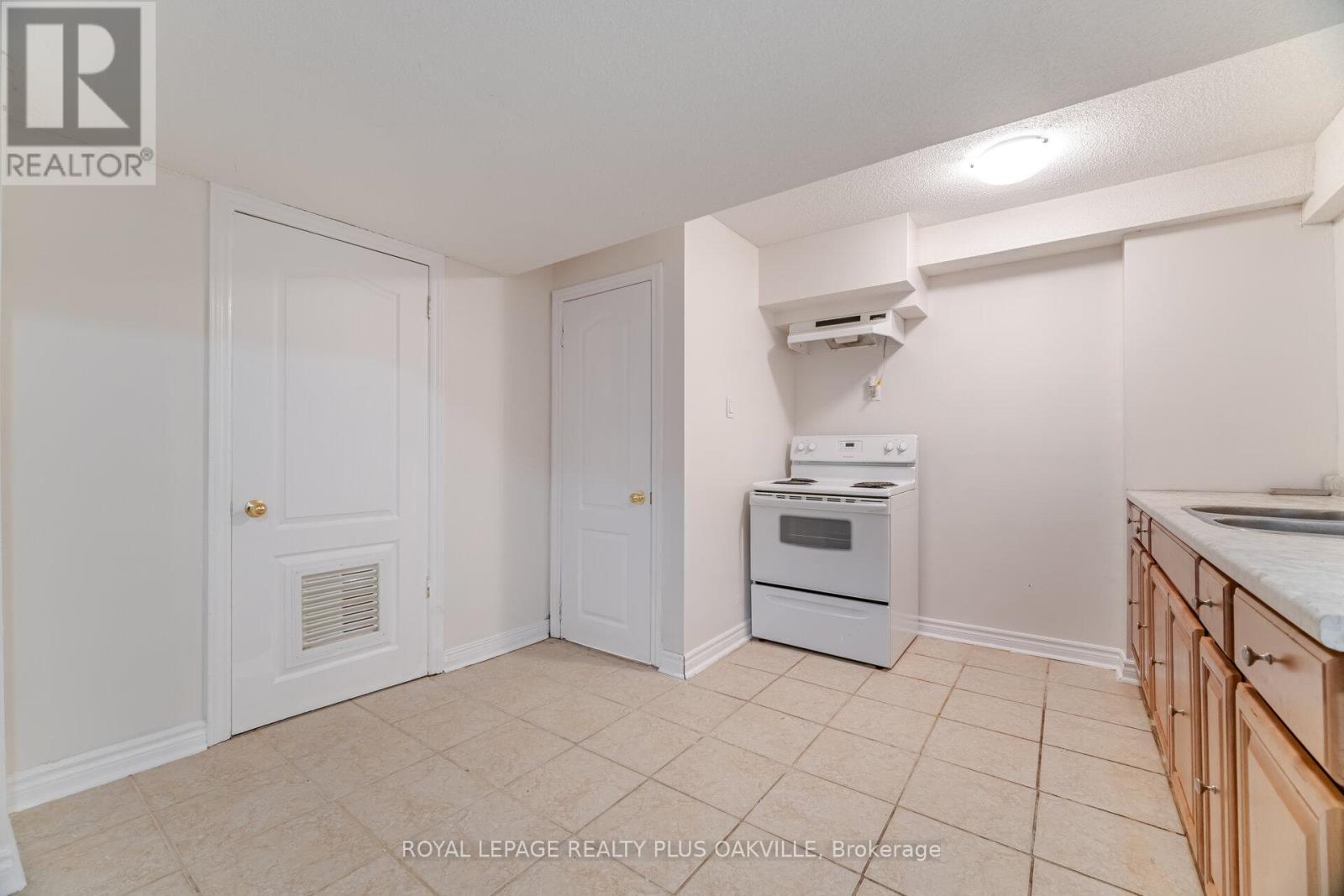 Photo 43 of 110 Earlsbridge Boulevard, Brampton ON