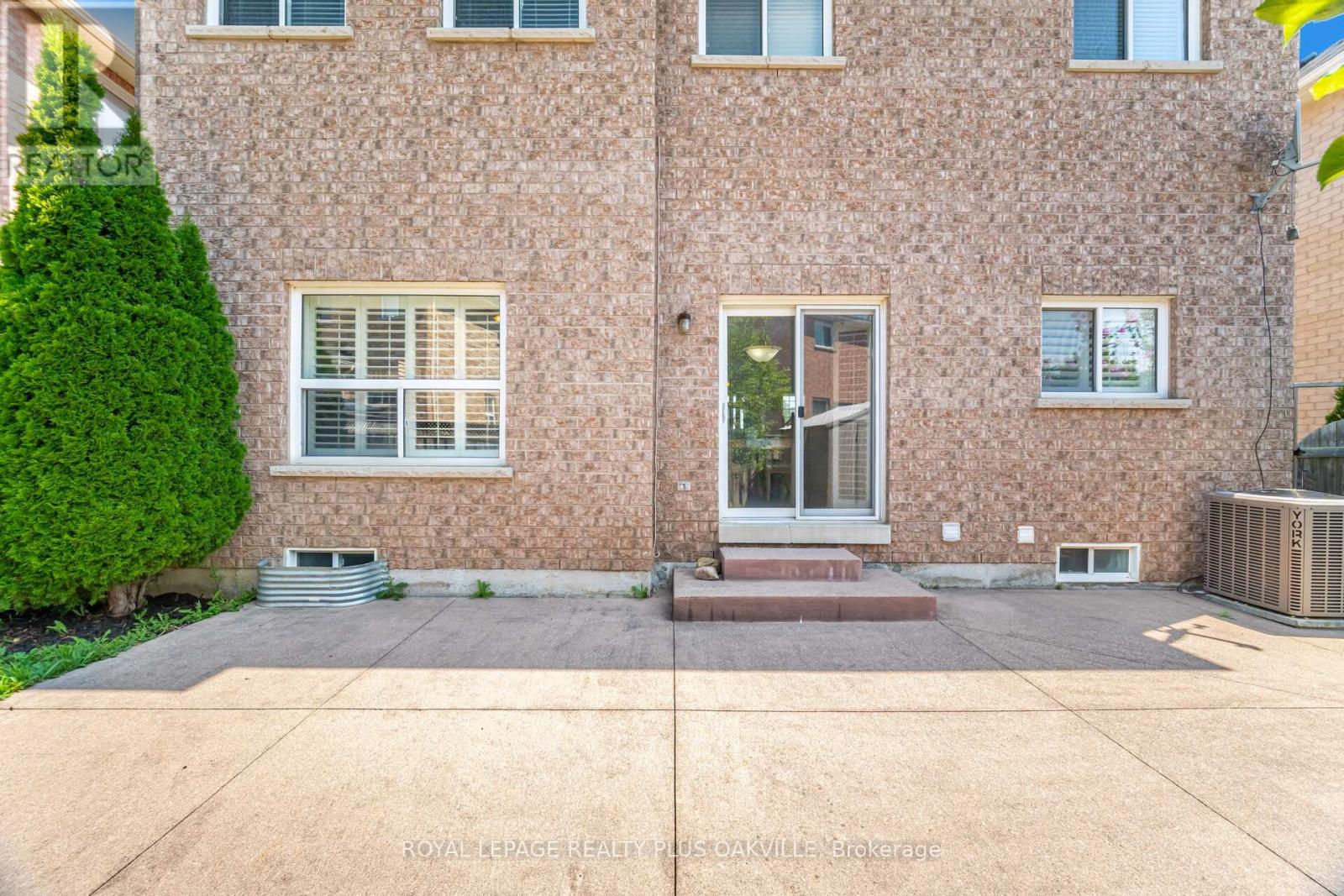 Photo 47 of 110 Earlsbridge Boulevard, Brampton ON