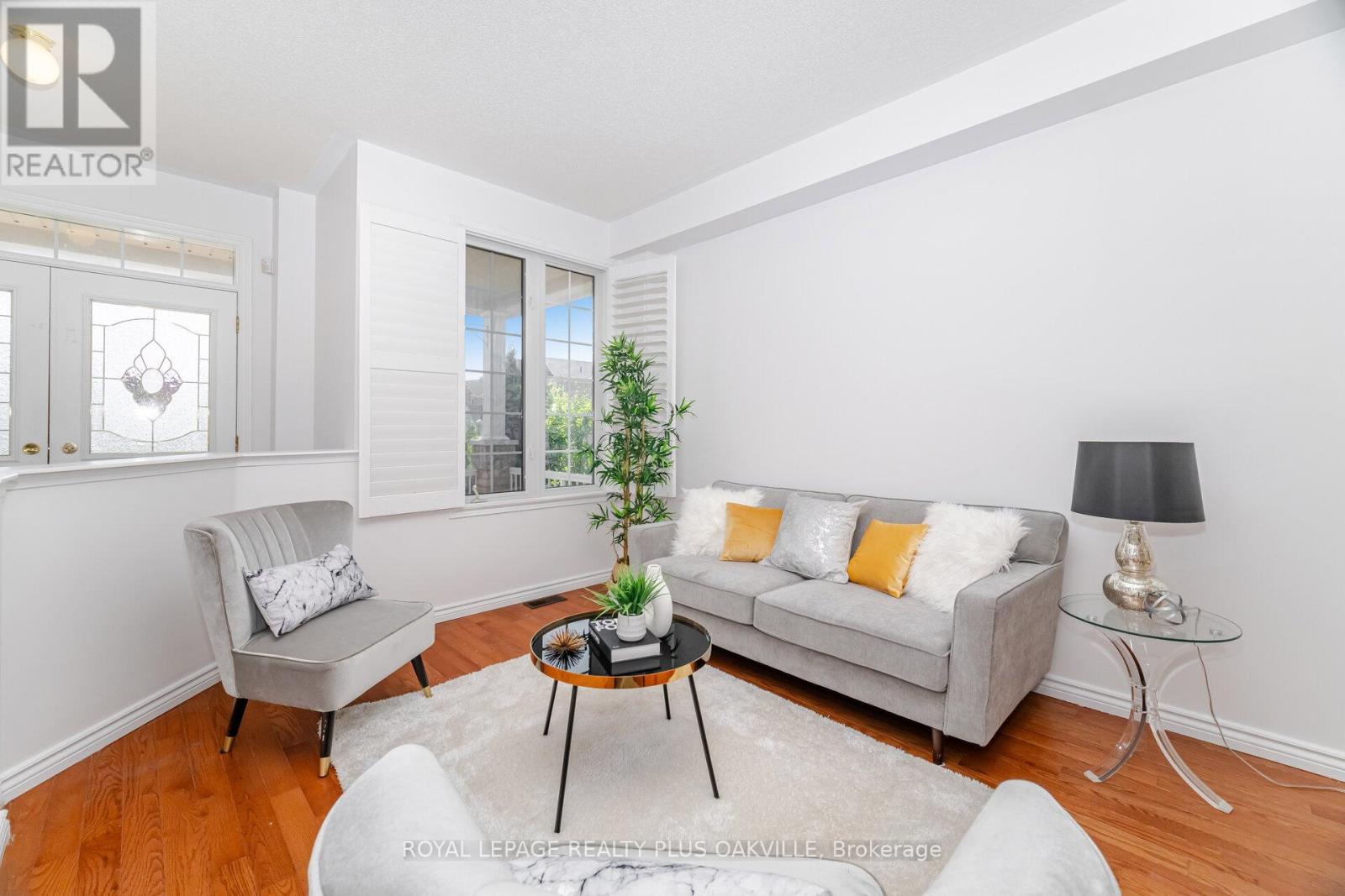 Photo 6 of 110 Earlsbridge Boulevard, Brampton ON