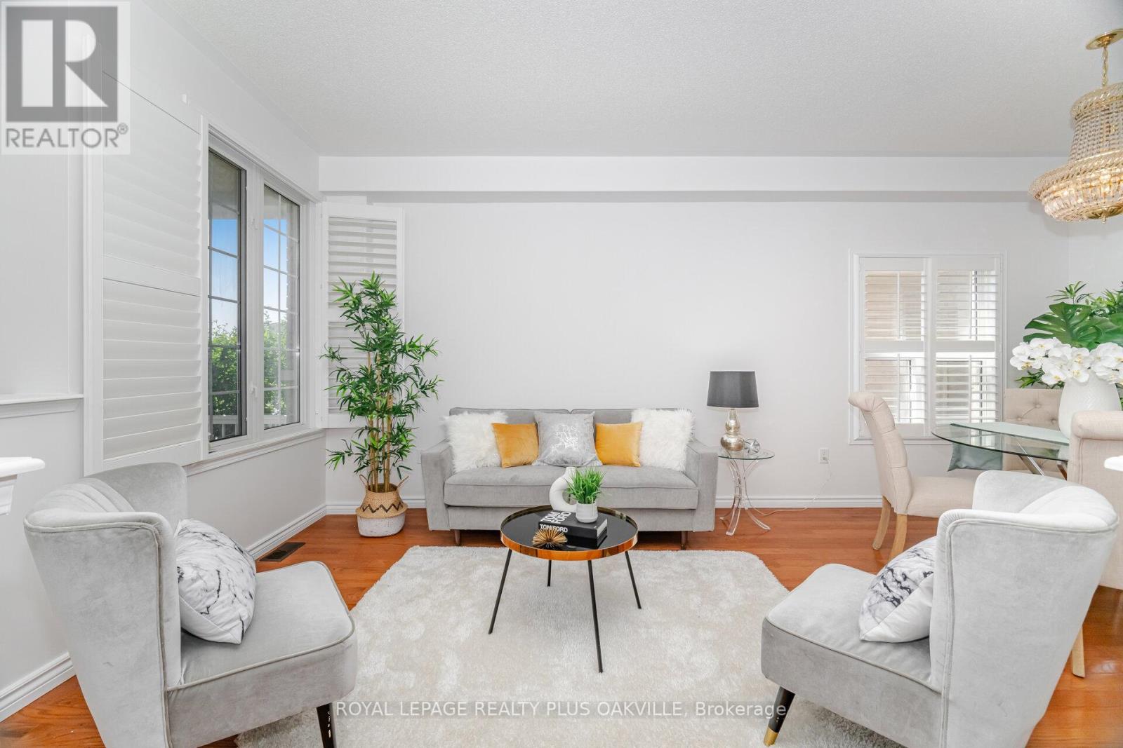 Photo 7 of 110 Earlsbridge Boulevard, Brampton ON