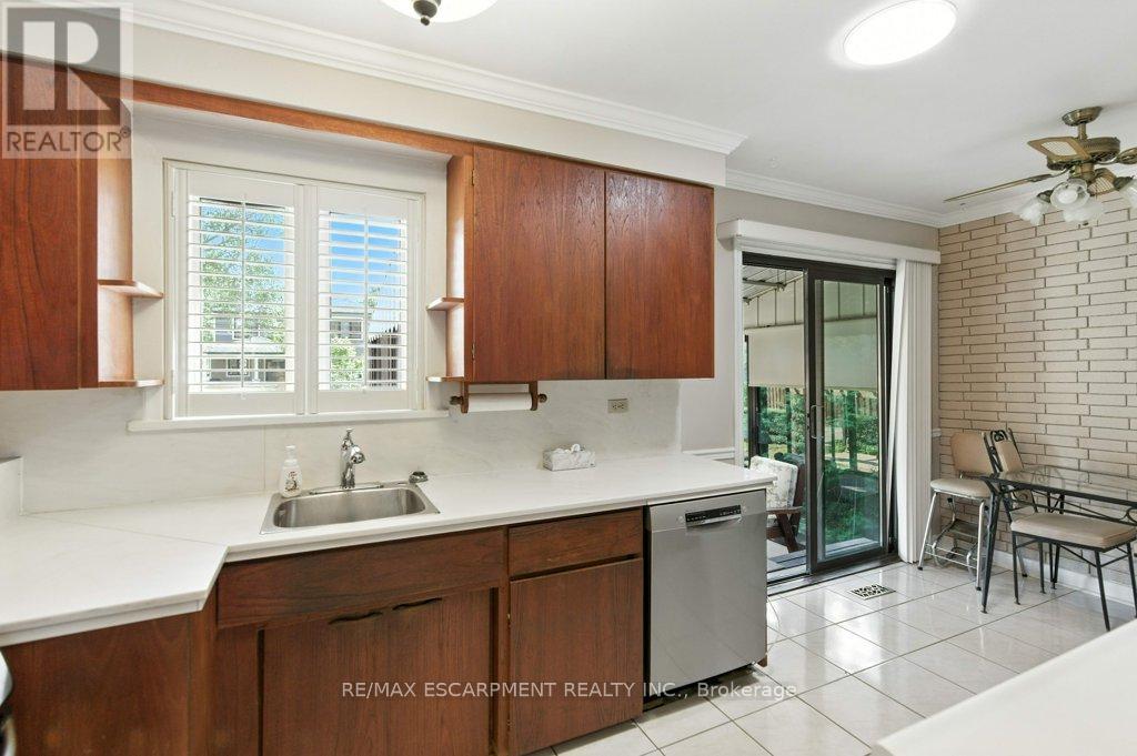 Photo 15 of 2230 Courtland Drive, Burlington ON