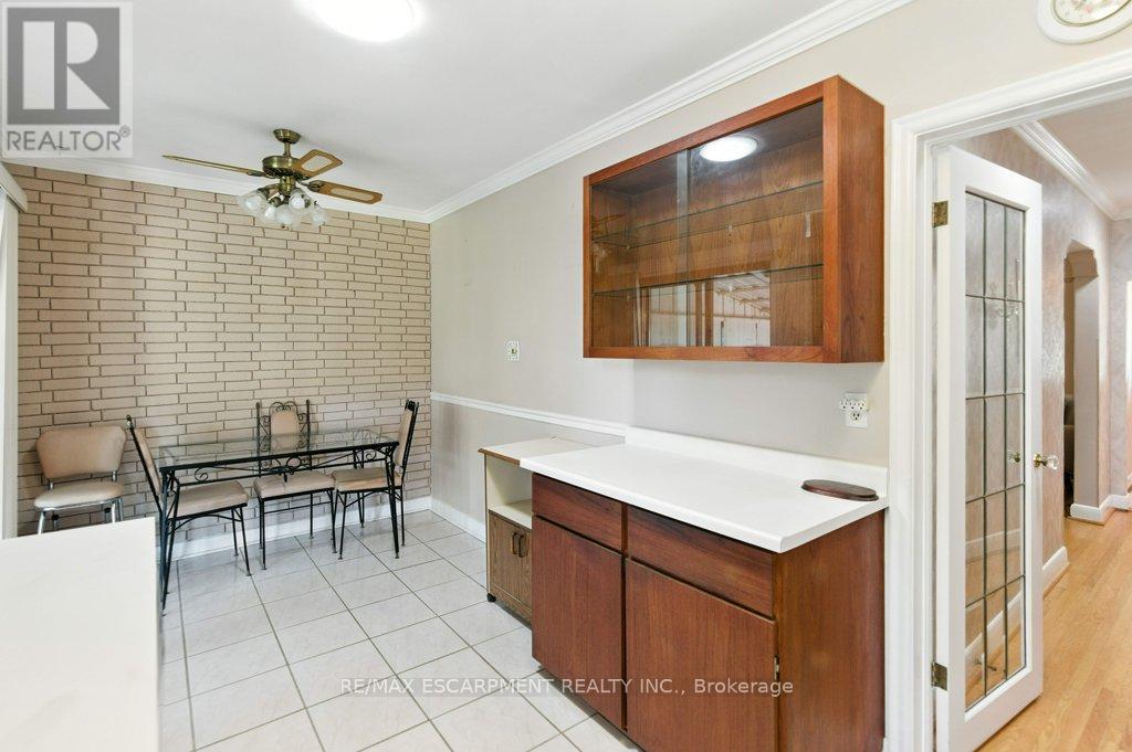 Photo 16 of 2230 Courtland Drive, Burlington ON