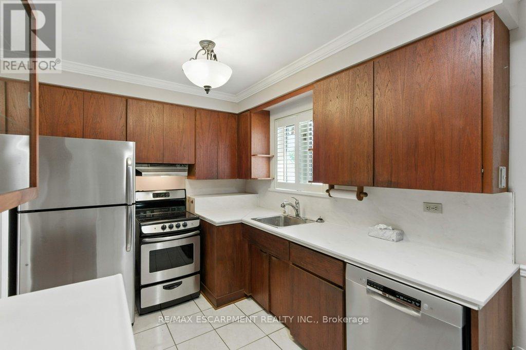 Photo 17 of 2230 Courtland Drive, Burlington ON