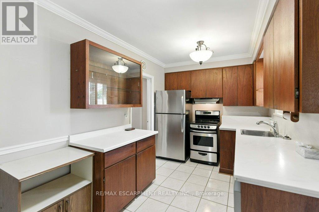 Photo 18 of 2230 Courtland Drive, Burlington ON