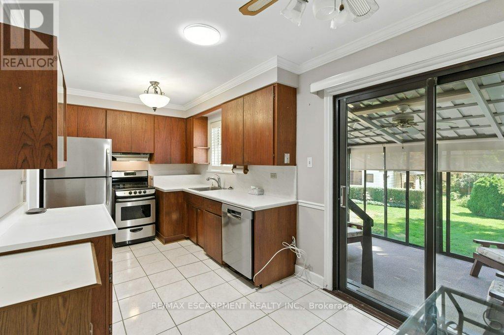 Photo 20 of 2230 Courtland Drive, Burlington ON