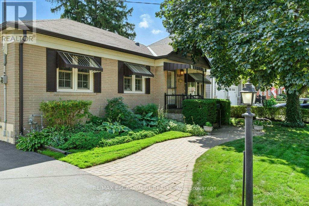 Photo 3 of 2230 Courtland Drive, Burlington ON