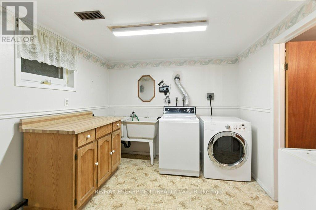 Photo 33 of 2230 Courtland Drive, Burlington ON