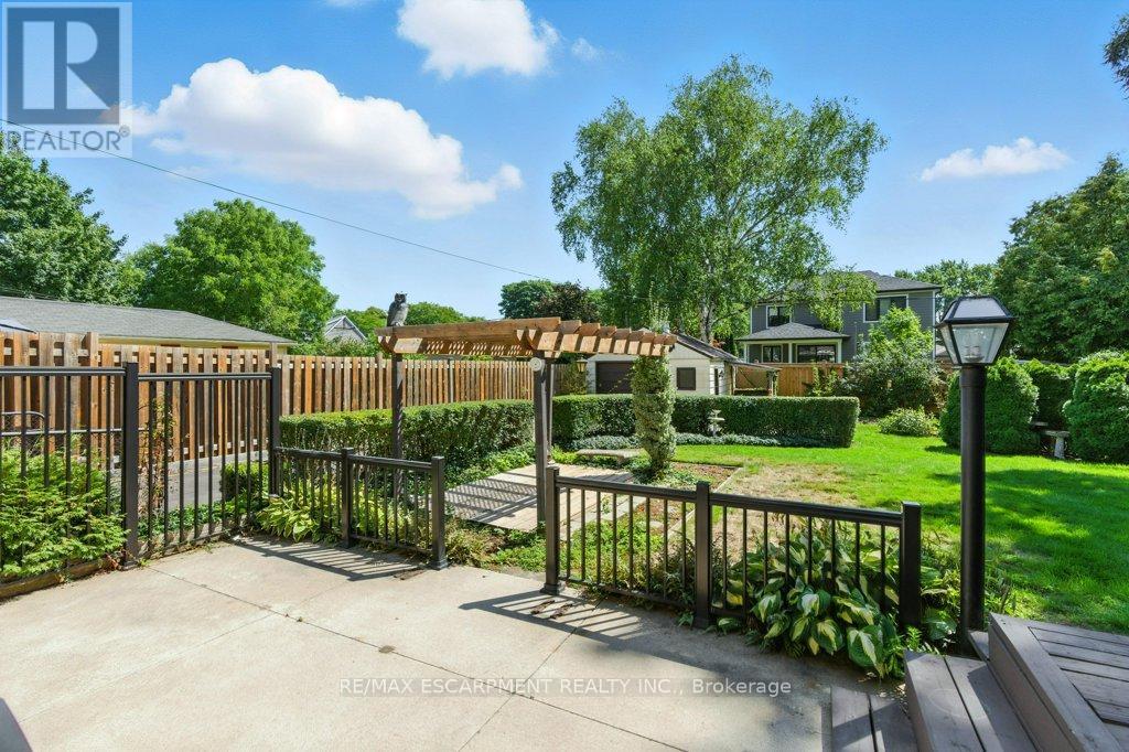 Photo 37 of 2230 Courtland Drive, Burlington ON