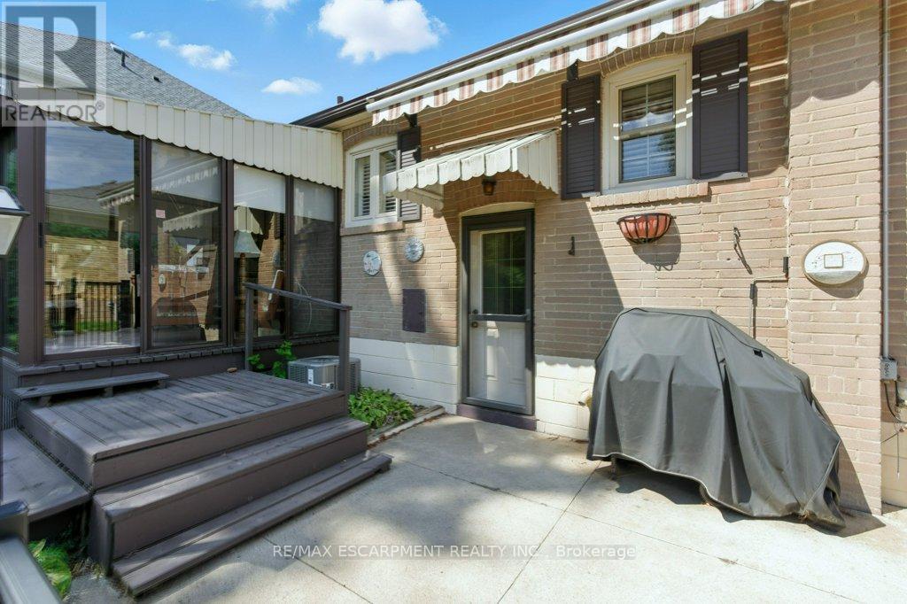 Photo 38 of 2230 Courtland Drive, Burlington ON