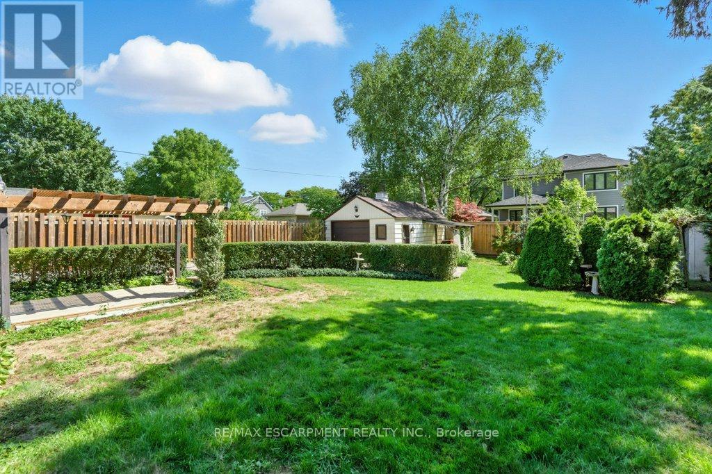 Photo 39 of 2230 Courtland Drive, Burlington ON