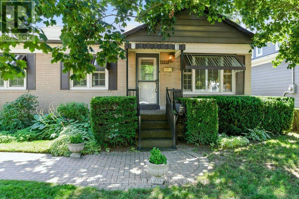 Photo 4 of 2230 Courtland Drive, Burlington ON