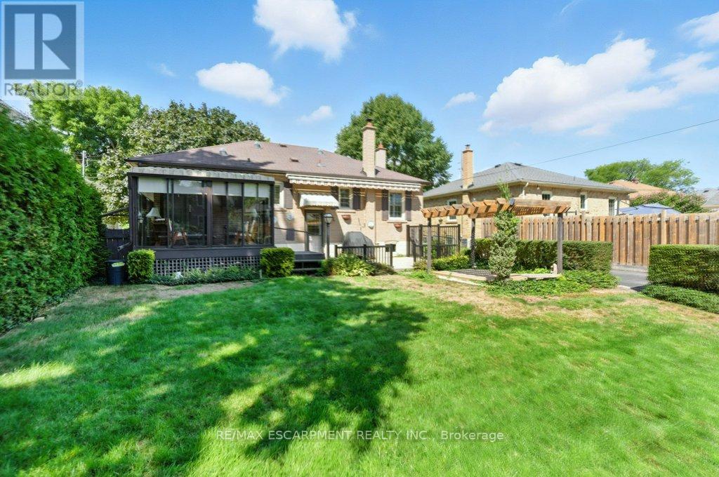 Photo 42 of 2230 Courtland Drive, Burlington ON