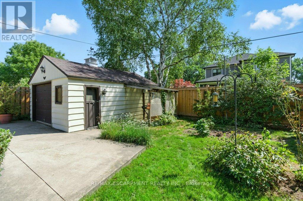Photo 43 of 2230 Courtland Drive, Burlington ON
