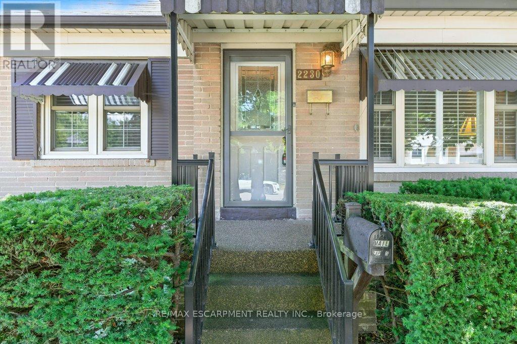 Photo 5 of 2230 Courtland Drive, Burlington ON