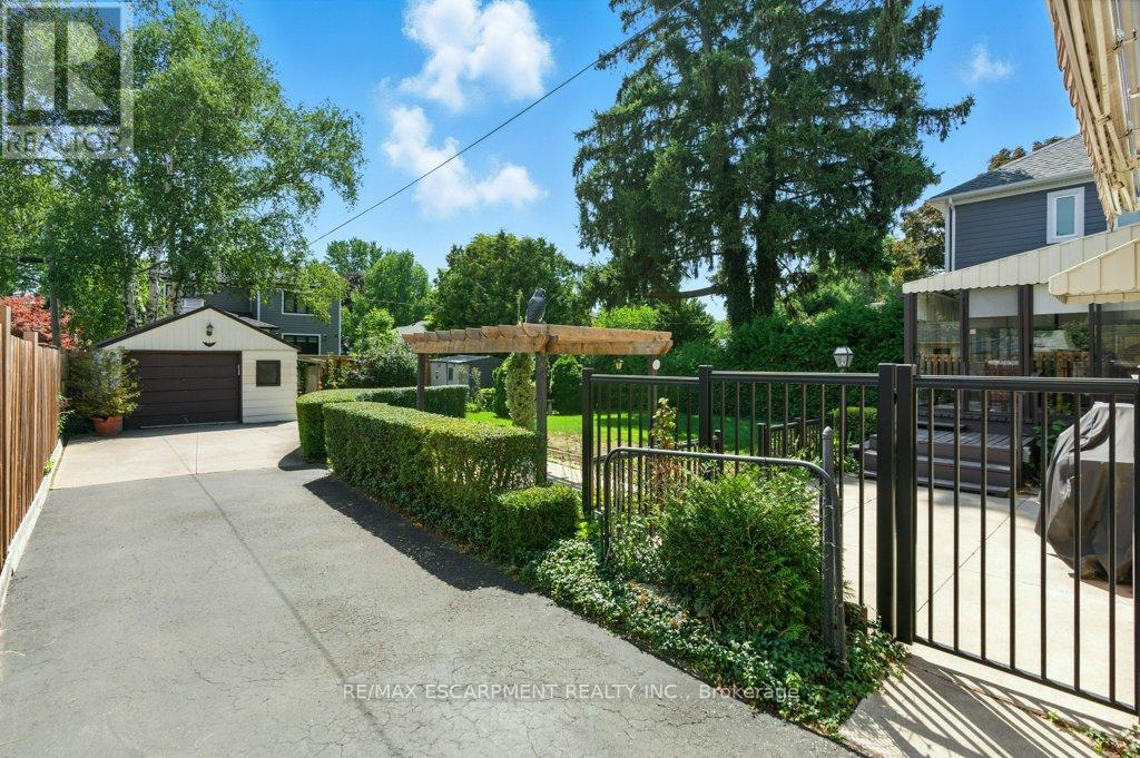 Photo 7 of 2230 Courtland Drive, Burlington ON