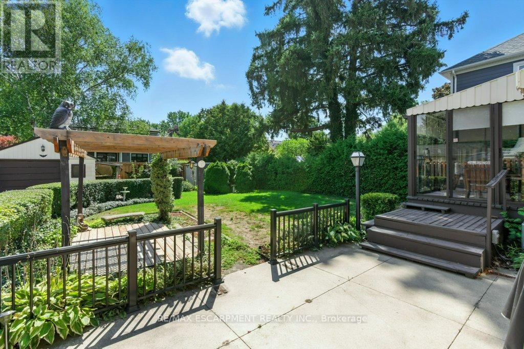 Photo 8 of 2230 Courtland Drive, Burlington ON
