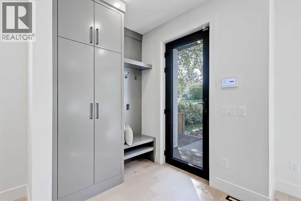 Photo 2 of 2838 34 Street Sw, Calgary AB