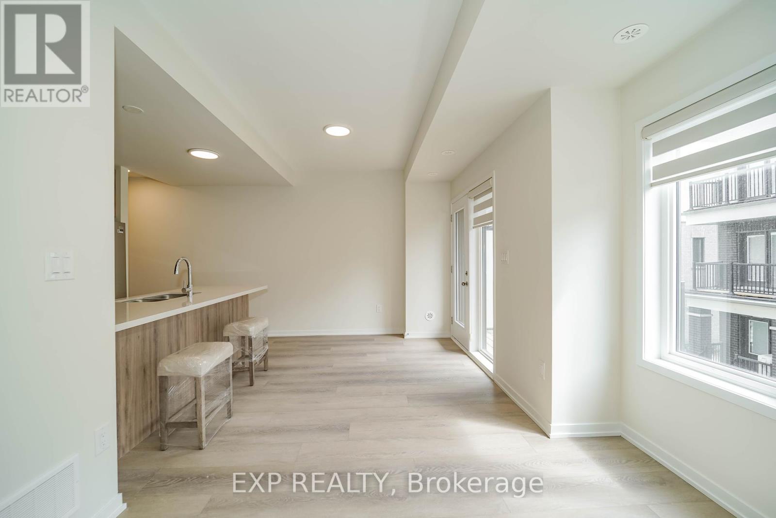 Photo 10 of 93 Matawin Lane, Richmond Hill ON