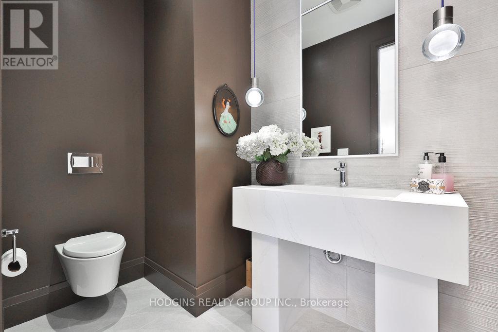 Photo 22 of 238 Mineola Road W, Mississauga ON