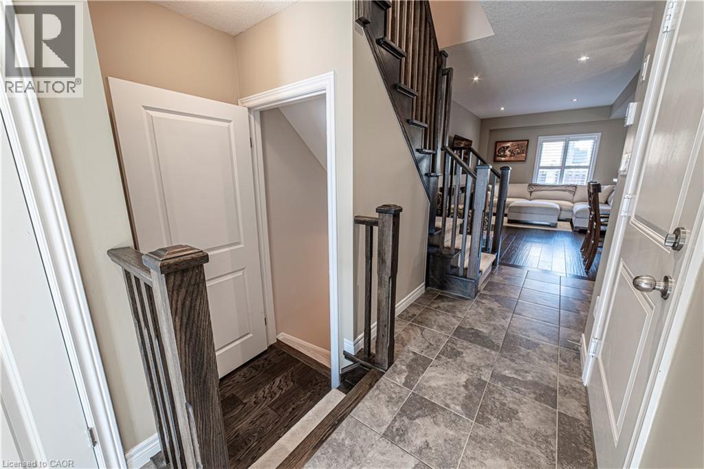 Photo 5 of 28 Kingsborough Drive, Hamilton ON