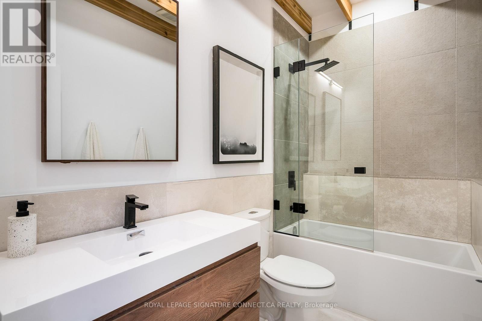 Photo 32 of 118 Settlers Way, Blue Mountains ON