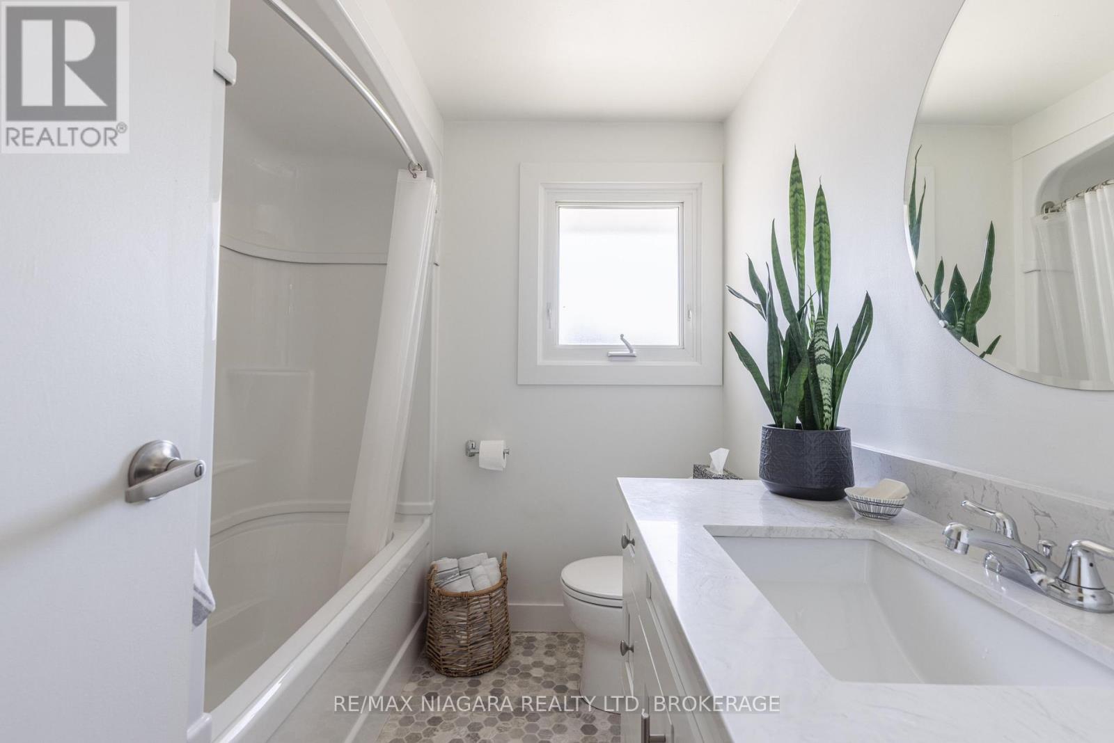 Photo 18 of 43 6767 Thorold Stone Road, Niagara Falls ON