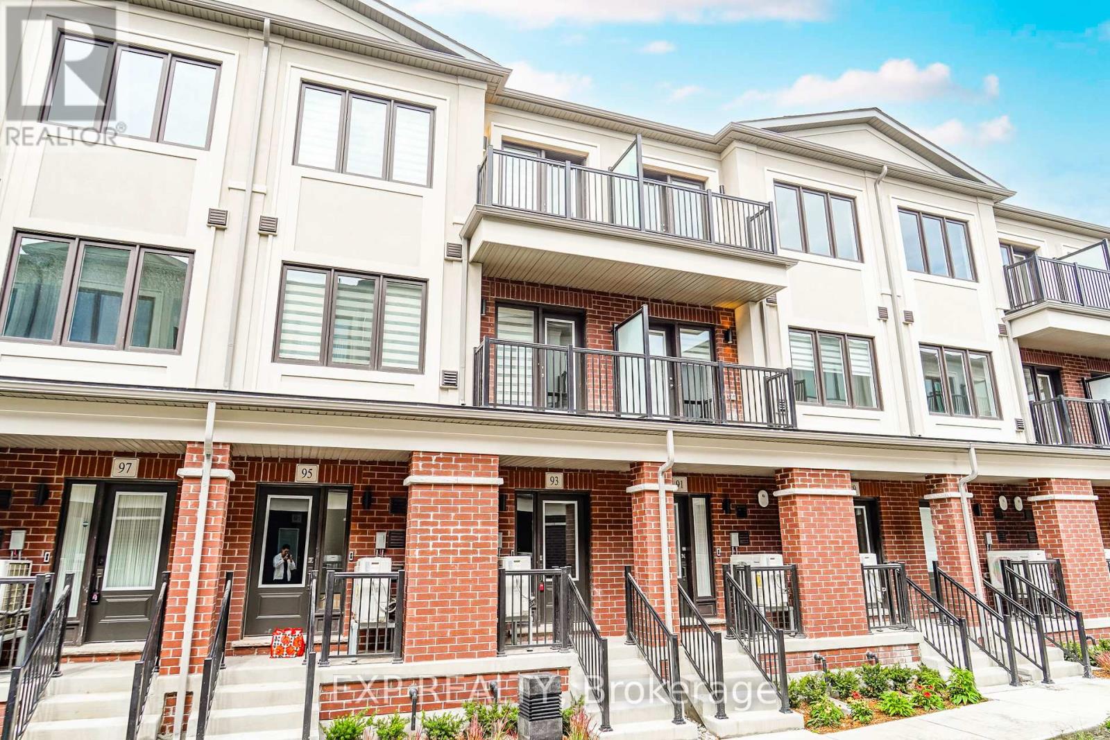 Photo 37 of 93 Matawin Lane, Richmond Hill ON