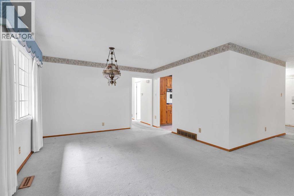 Photo 10 of 10732 Maplebend Drive Se, Calgary AB