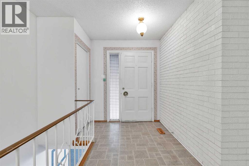 Photo 3 of 10732 Maplebend Drive Se, Calgary AB
