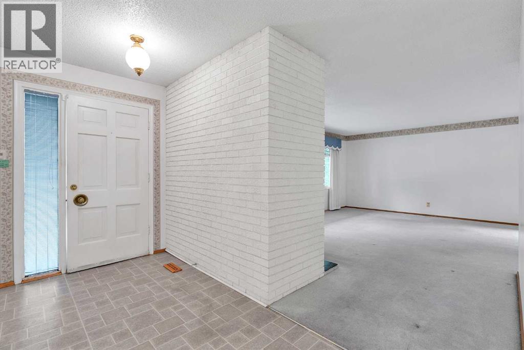 Photo 4 of 10732 Maplebend Drive Se, Calgary AB