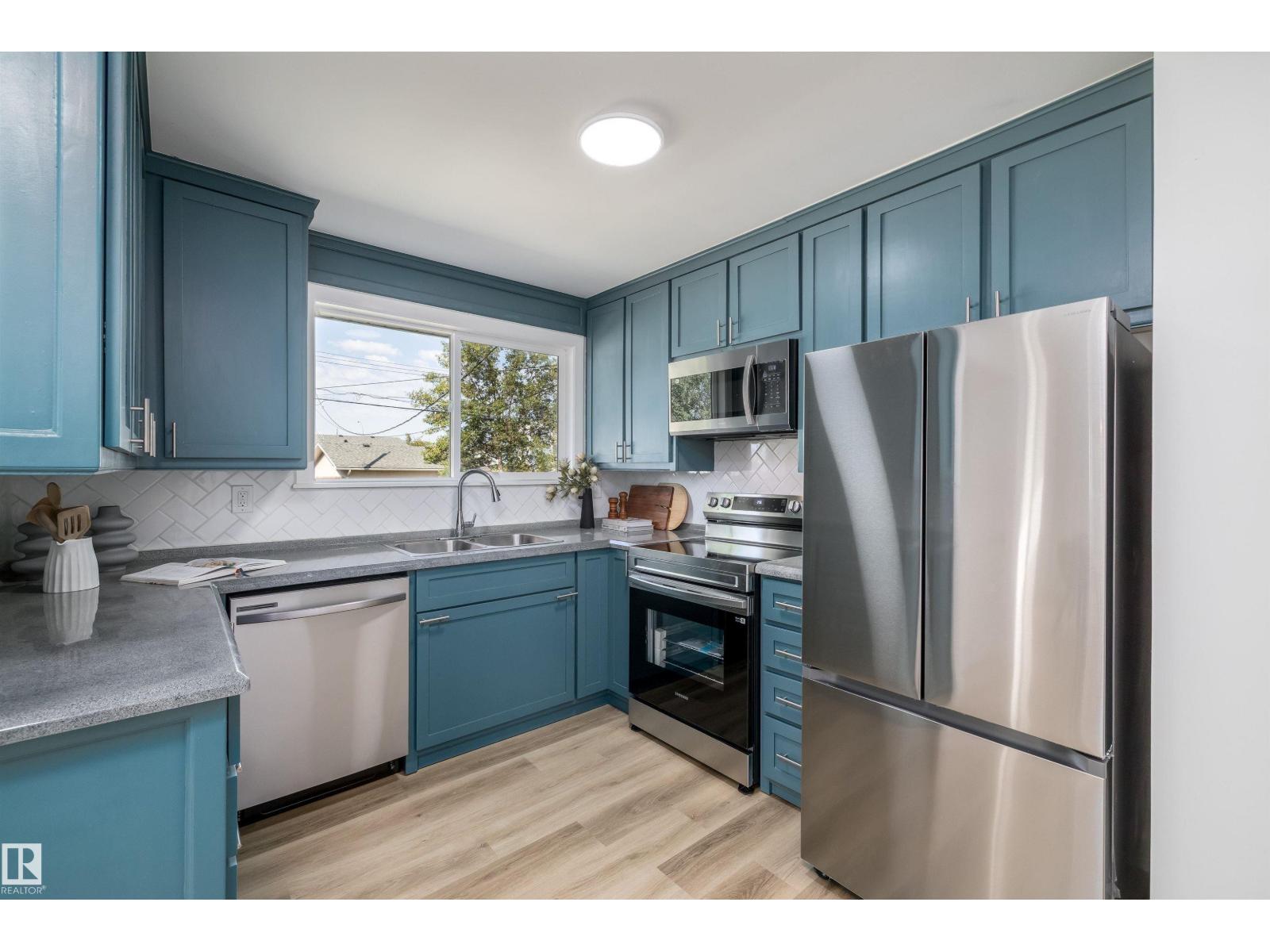 Photo 10 of 13044 78 St Nw, Edmonton AB